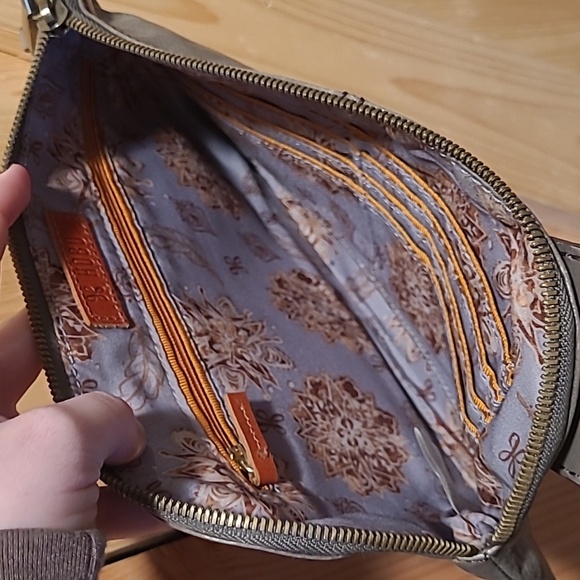 Elegant Gray Hobo Sable Wristlet - Picture 3 of 6